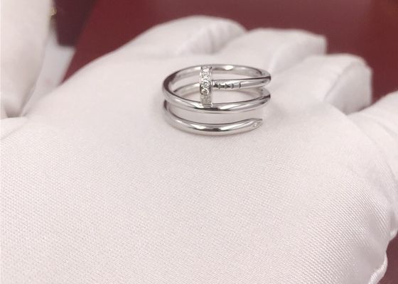 Le clou d'or blanc forment l'engagement Ring With Diamonds de l'or 18K